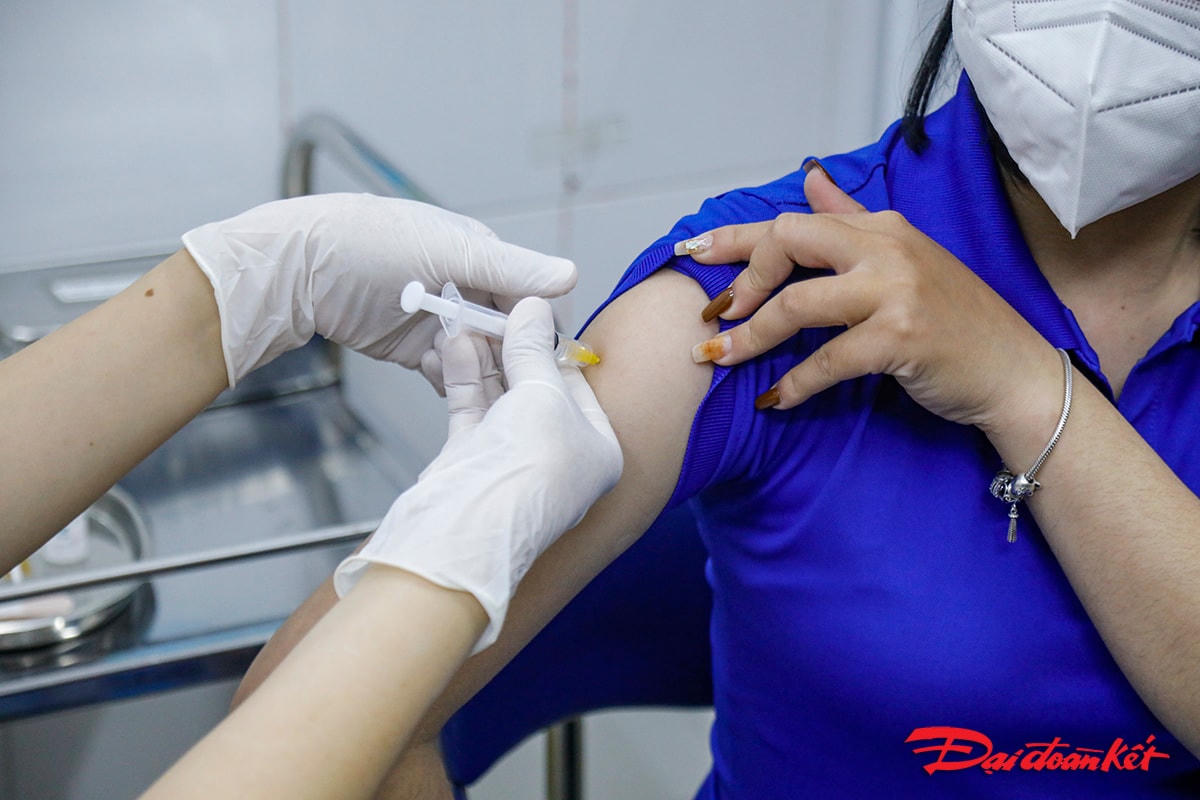 Đây được coi là bước ngoặt quan trọng trong trận chiến chống đại dịch Covid-19 của Việt Nam khi chúng ta đã có một trong những vũ khí chống dịch đặc hiệu.