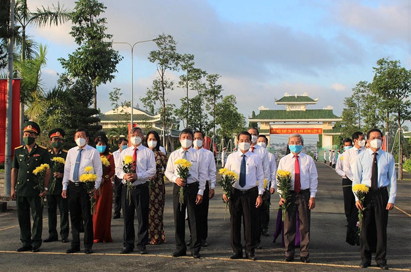 Đại biểu tỉnh Đồng Nai viếng các Anh hùng liệt sĩ.