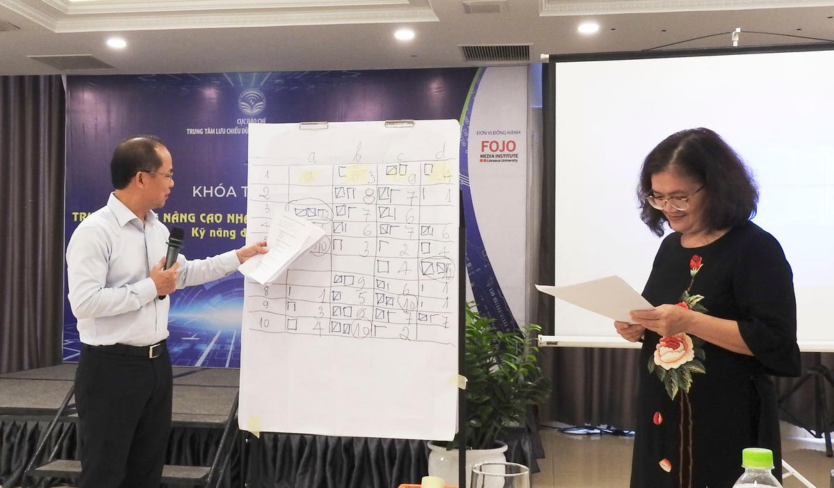 Ông Lê Xuân Trung (Phó Tổng biên tập Báo Tuổi trẻ TP Hồ Chí Minh), bà Nguyễn Thị Diệu Hồng (Chuyên gia cao cấp, Bộ LĐTB&XH), giảng viên khóa tập huấn. Ảnh Thanh Tùng