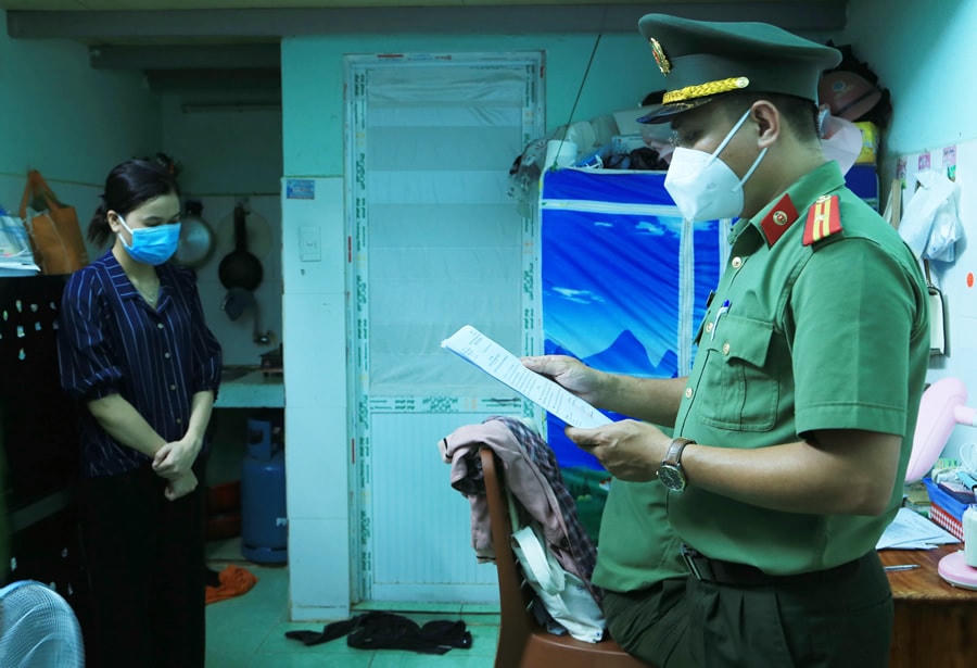 Phạm Thị Phúc nghe Công an đọc lệnh khởi tố, bắt giam ngày 28/5. Nguồn ảnh: Công an Đà Nẵng.