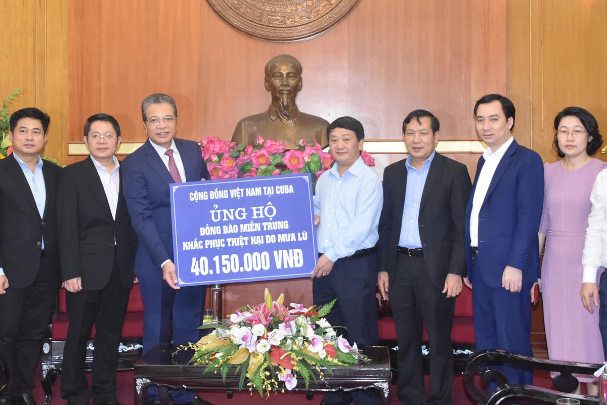 Phó Chủ tịch – Tổng Thư ký Hầu A Lềnh tiếp nhận ủng hộ từ Cộng đồng người Việt Nam tại Cuba.