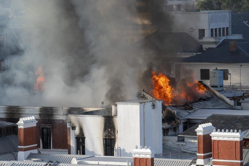 Ngọn lửa nhấn chìm một tòa nhà thuộc khu phức hợp Quốc hội Nam Phi ở Cape Town. Ảnh: AP.