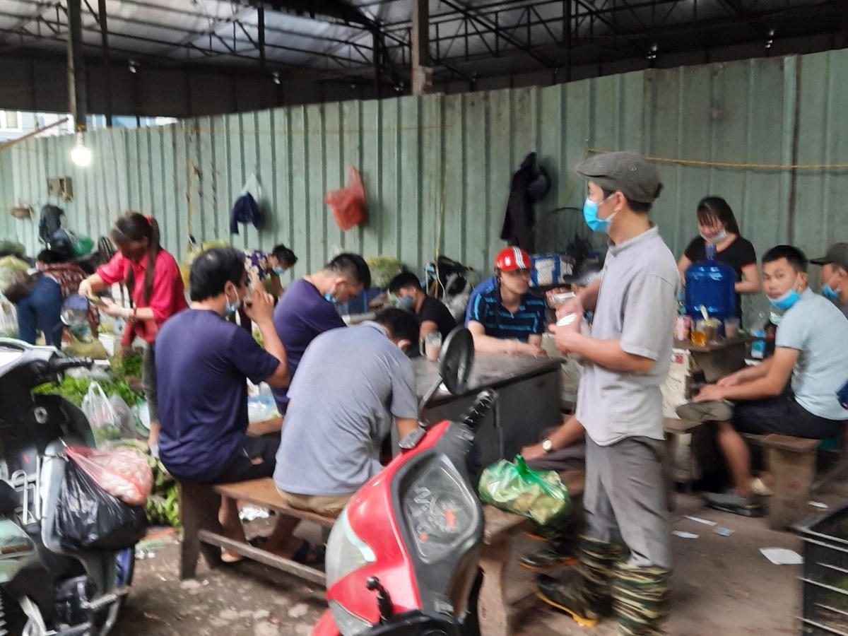 Tại chợ Phùng Khoang (quận Nam Từ Liêm) một trong những chợ đầu mối trên địa bàn TP Hà Nội, người dân vẫn tụ tập và lơ là trong phòng chống dịch.