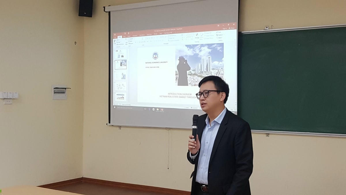 “Các luật chồng chéo, và thời gian cấp phép rất dài, chủ đầu tư phải trình qua nhiều cơ quan chức năng... Đặc biệt là khâu GPMB phải tự thỏa thuận với dân làm cho nguồn cung giảm”, ông Trần Xuân Lượng, Tiến sỹ chuyên ngành BĐS - Đại học Kinh Tế Quốc dân chia sẻ.