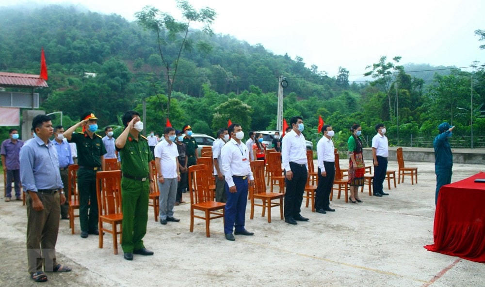 Cử tri đồng bào dân tộc thiểu số các xã miền núi, biên giới Nghệ An phấn khởi đi bỏ phiếu sớm. (Ảnh: Tá Chuyên/TTXVN).