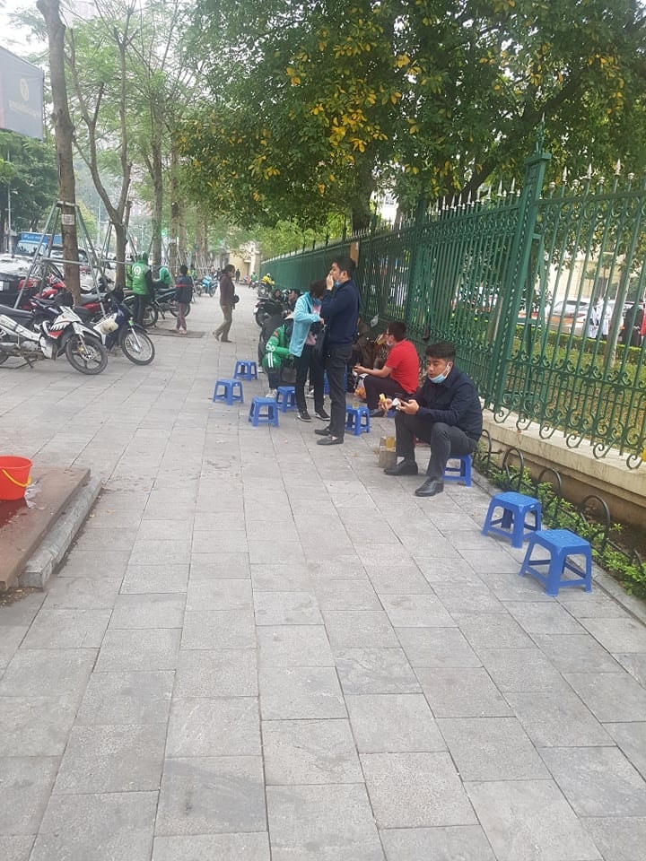  Một trong những quán trà đá trên đường Tôn Thất Tùng (trước cửa trường Đại học Y Hà Nội). 