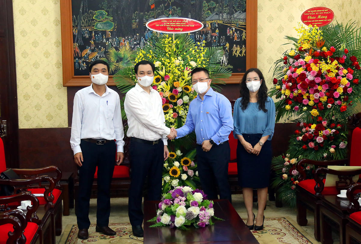 Ông Vũ Văn Tiến tặng hoa chúc mừng Báo Nhân Dân. Ảnh: Kỳ Anh. 