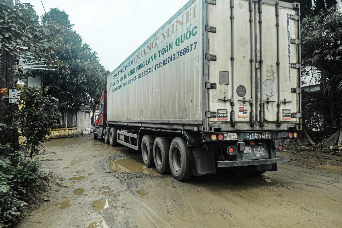song, hàng loạt xe container ngang nhiên, coi thường pháp luật vẫn di chuyển vào các công ty. Không những thế, nhiều xe lấn chiếm hết phần đường đi lại của người dân gây mất ATGT. Người dân cho rằng, đây cũng chính là nguyên nhân gây ra hư hỏng trên tuyến đường này. Rất cần sự vào cuộc của UBND huyện Chương Mỹ, UBND quận Hà Đông (Hà Nội) để giảm thiểu những nguy cơ gây tai nạn giao thông.