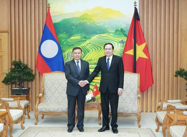Chủ tịch Trần Thanh Mẫn và Chủ tịch Ủy ban Trung ương Mặt trận Lào xây dựng đất nước Saysomphone Phomvihane.
