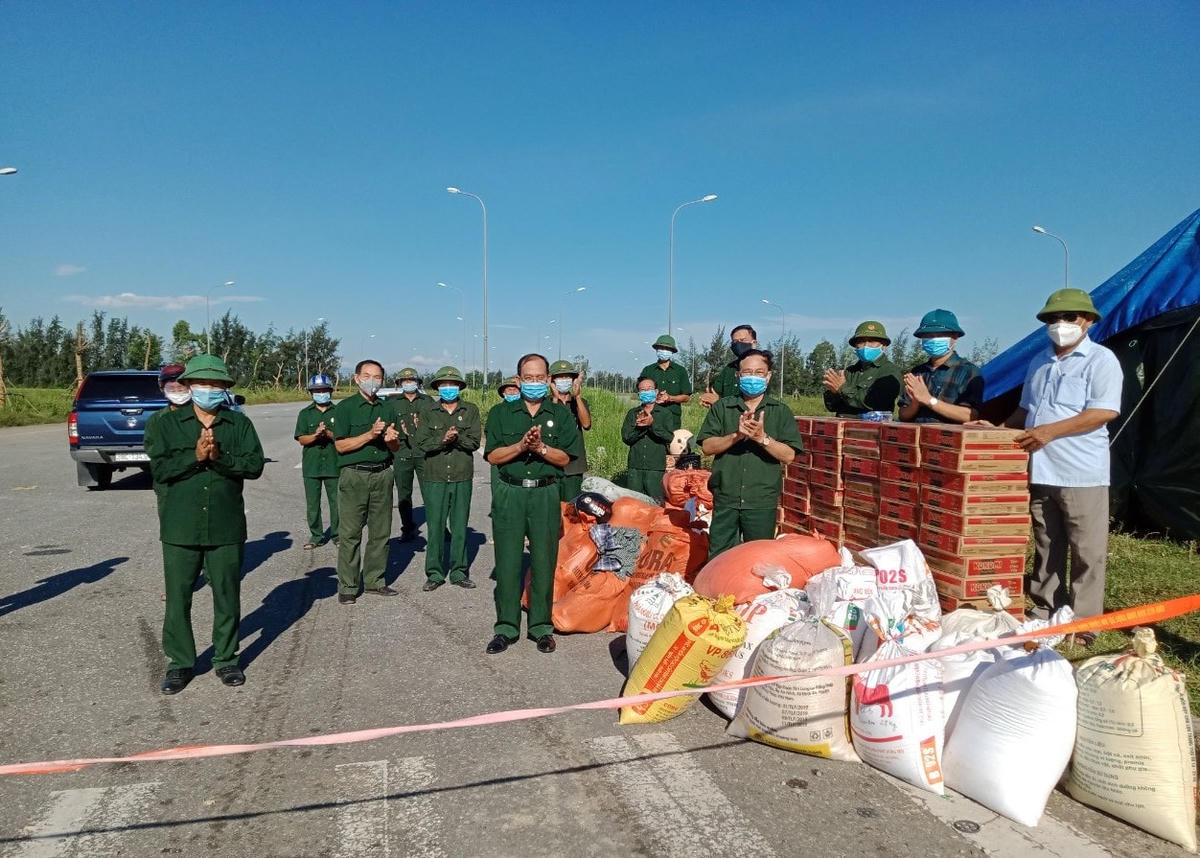 Các thương binh, cựu chiến binh huyện Lộc Hà tham gia công tác tiếp nhận và phân phối nhu yếu phẩm phục vụ phòng chống dịch.