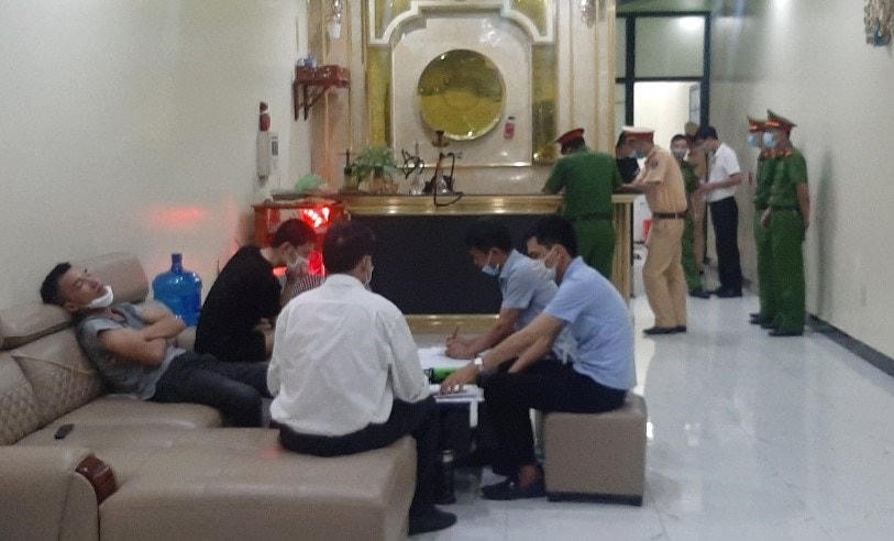 Lực lượng chức năng quận Đồ Sơn phát hiện quán hát karaoke hoạt động giữa mùa dịch.