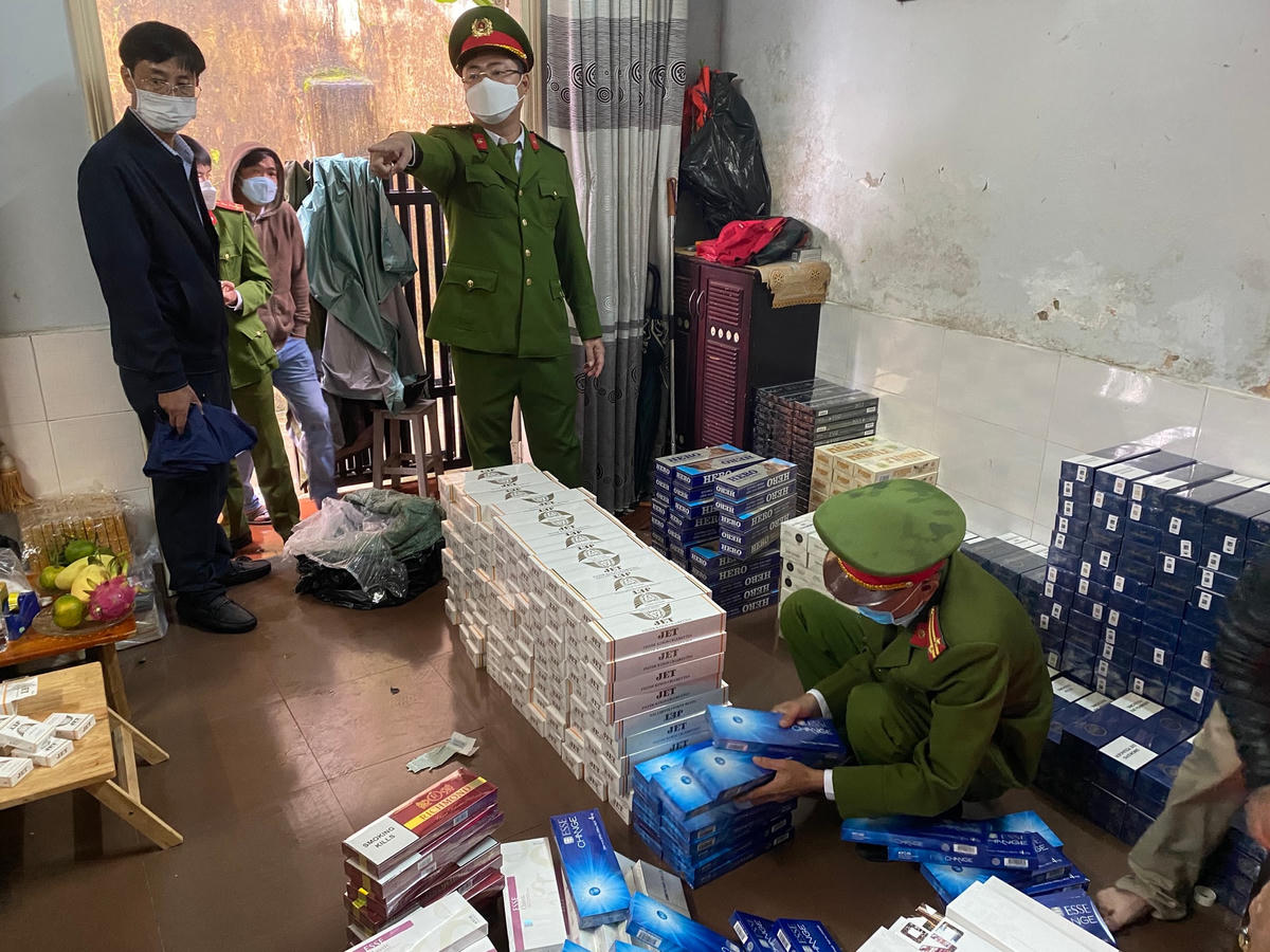 Lực lượng Công an đang kiểm tra số thuốc lá nhập lậu. Ảnh: Công an cung cấp.