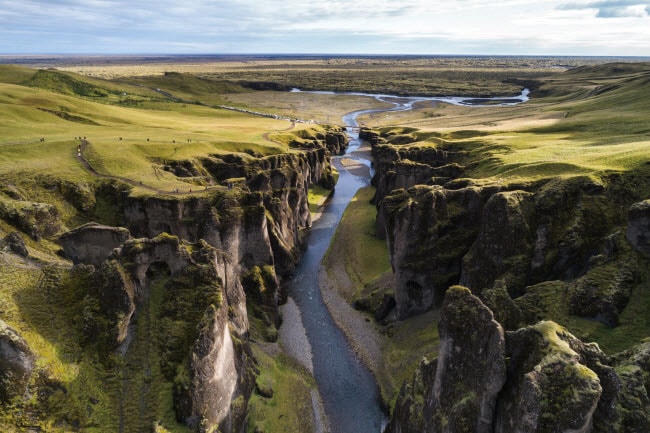 Khung ảnh tuyệt đẹp của dòng sông chảy dọc hẻm núi Fjadrargljufur ở miền nam Iceland.