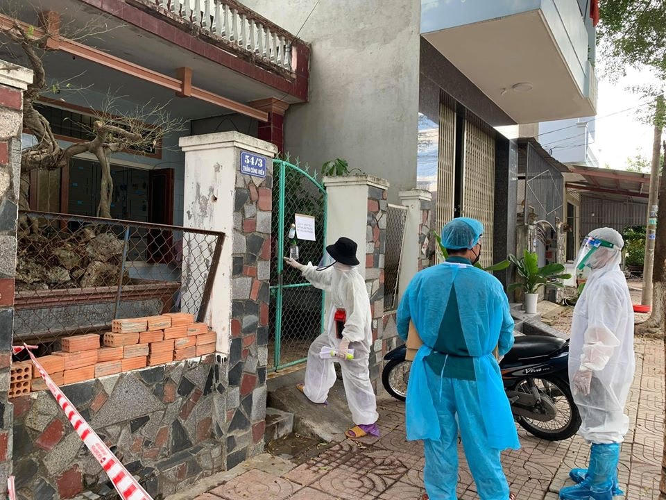 Lực lượng chức năng đang đến từng nhà lấy tờ khai báo y tế.