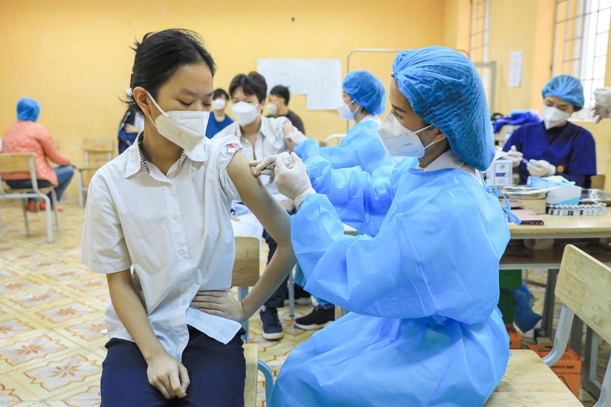 Tiêm vaccine phòng Covid-19 cho học sinh Hà Nội.  Ảnh: Quang Vinh