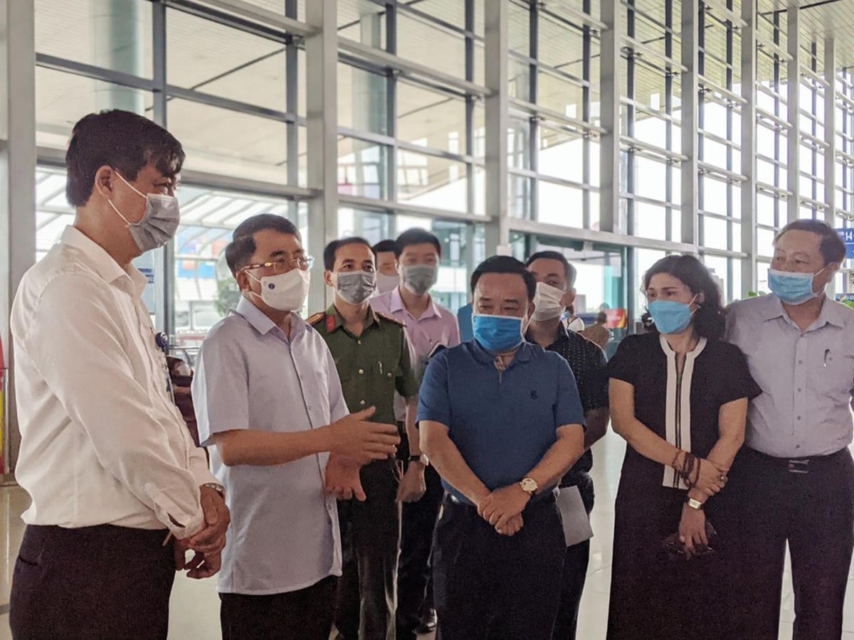 Phó Chủ tịch TP Hải Phòng Lê Khắc Nam kiểm tra phòng, chống dịch tại Cảng hàng không sân bay Cát Bi.