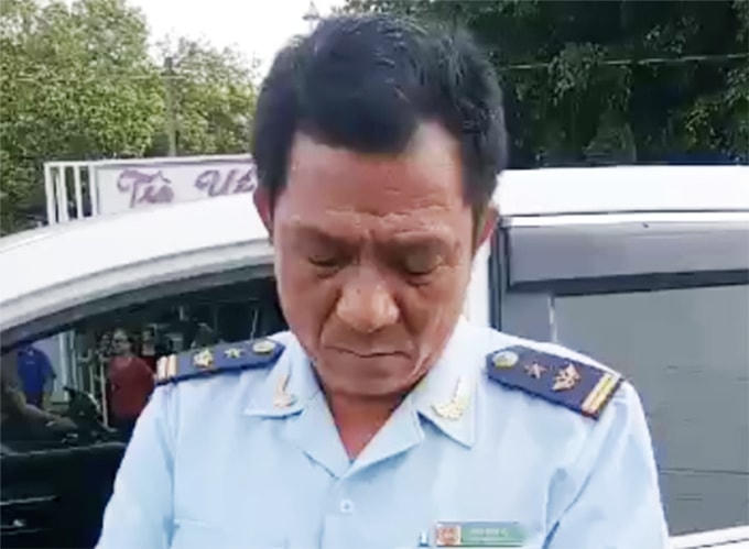 Ông Mai Như Vệ, Phó chi cục Hải quan cửa khẩu Hoàng Diệu, tại hiện trường lúc bị người dân chặn lại. Ảnh: Văn Trăm.