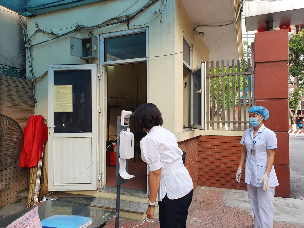 Tất cả người dân đến khu vực bầu cử đều được đo thân nhiệt và sát khuẩn tay theo đúng quy định, có đội ngũ cán bộ y tế hướng dẫn, giám sát.