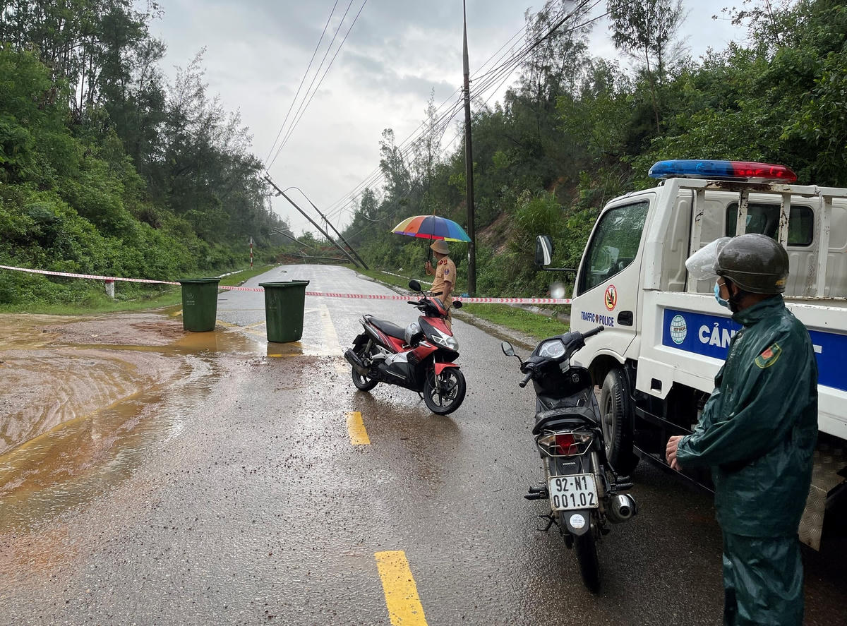 Lực lượng CSGT chốt chặn tại điểm sạt lở ĐT 618.