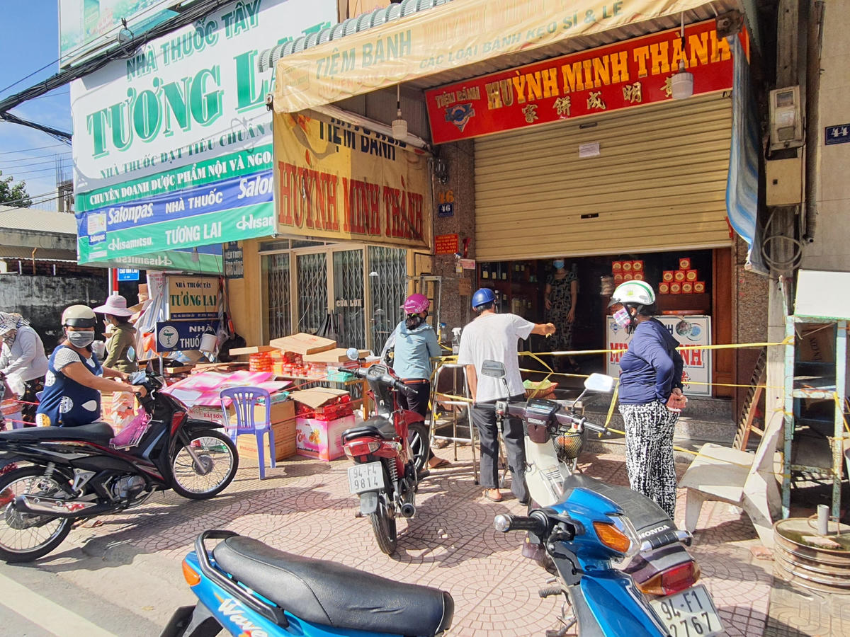 Tiệm bánh Trung thu Huỳnh Minh Thành sáng nay có đông khách đến mua bánh.