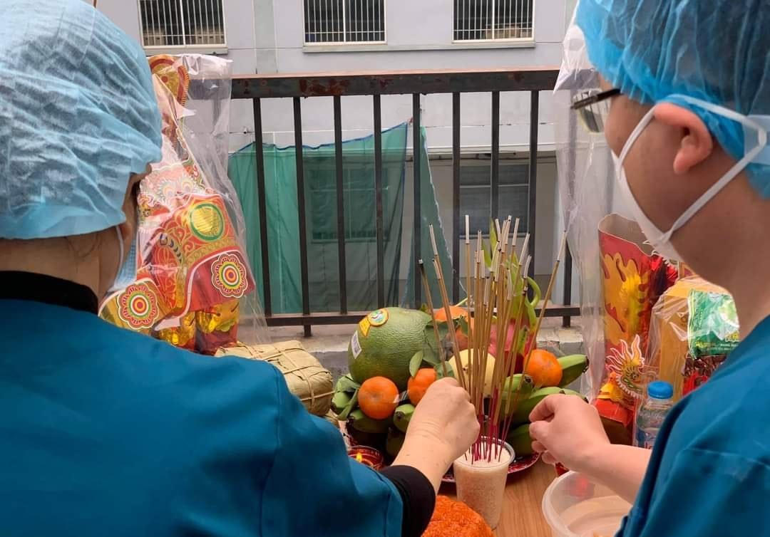 Các bác sĩ, y tá tranh thủ cúng Ông Công ông Táo nhân ngày 23 tháng Chạp.
