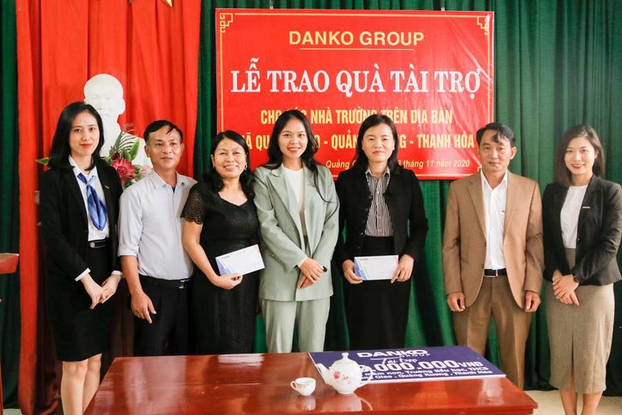 Đại diện UBND xã Quảng Giao và các nhà trường lên nhận quà tài trợ.