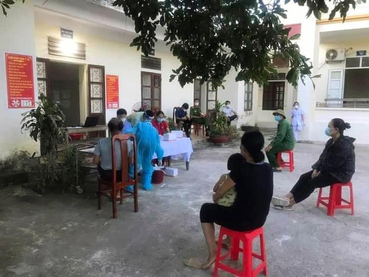Người dân xã Nga Hải chờ đợi thực hiện test nhanh tầm soát.