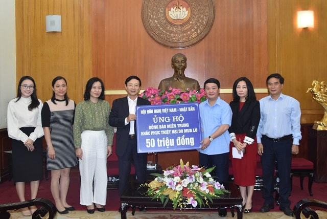 Phó Chủ tịch - Tổng Thư ký Hầu A Lềnh tiếp nhận ủng hộ từ Hội hữu nghị Việt Nam - Nhật Bản.
