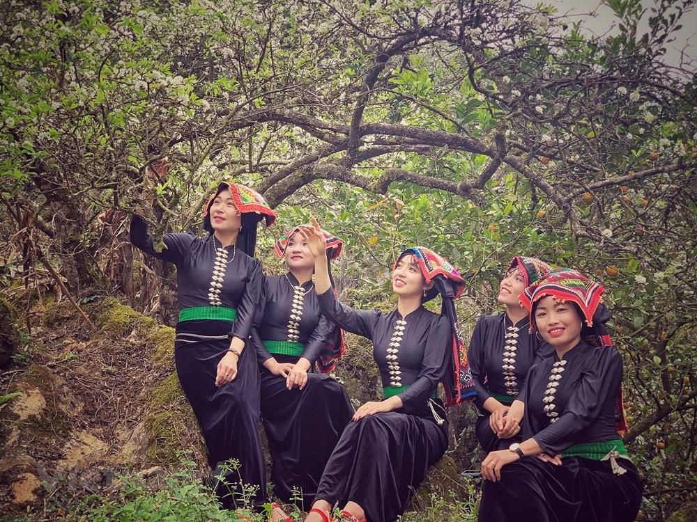 Các cô gái còn tham gia đội văn nghệ xung kích của bản Áng. (Ảnh: Xuân Mai/Vietnam+).