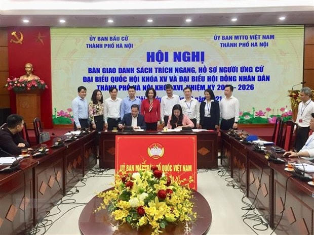 Ký biên bản bàn giao danh sách trích ngang, hồ sơ người ứng cử đại biểu Quốc hội khóa XV và đại biểu HĐND thành phố Hà Nội khóa XVI. (Ảnh: Nguyễn Thắng/TTXVN).