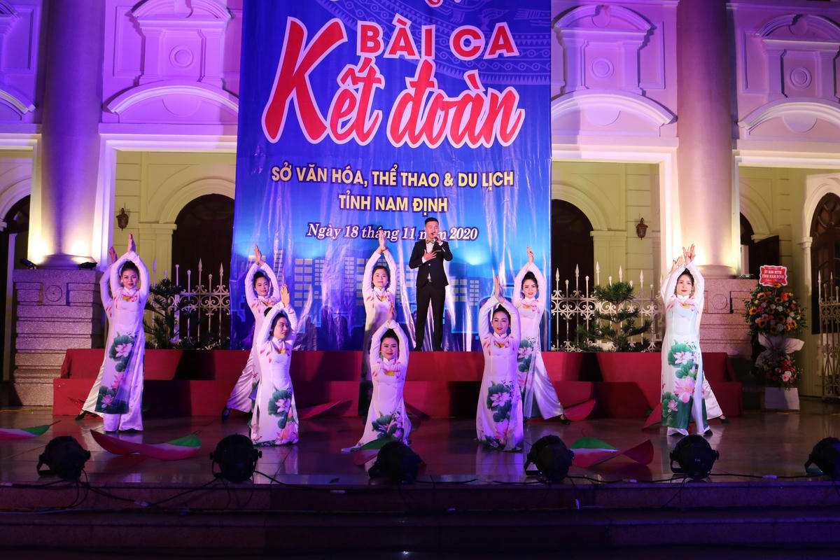 "Bác Hồ Chí Minh-Người là niềm tin tất thắng!"