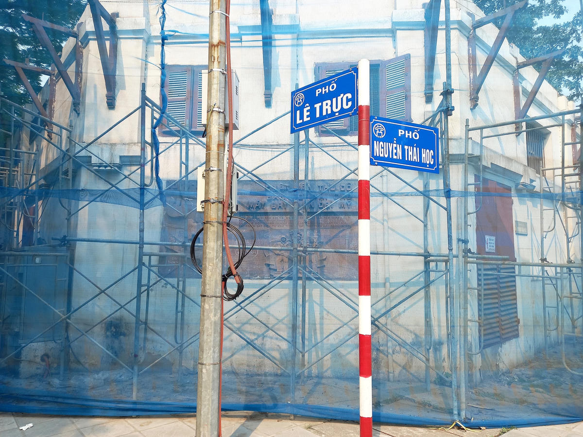 Bức phù điêu đắp nổi xây dựng trên bức tường của dãy nhà phía mặt đường giao cắt Nguyễn Thái Học - Lê Trực. Ông Đỗ Đình Hồng, Giám đốc Sở Văn hóa và Thể thao TP Hà Nội cho biết đang chỉ đạo liên quan đến bức phù điêu này.