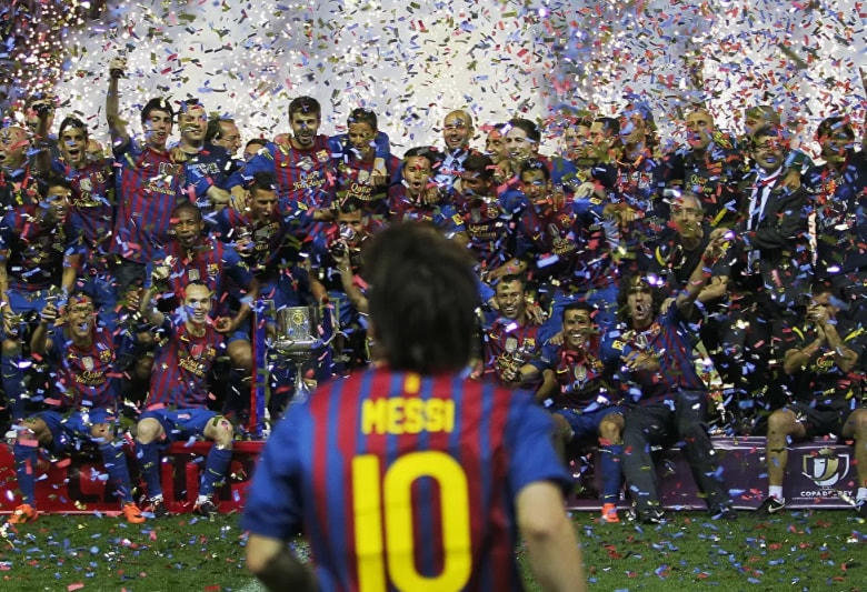 Messi ăn mừng cùng các đồng đội sau trận đấu cuối cùng ở Copa del Rey với Athletic Bilbao tại sân vận động Vicente Calderon ở Madrid, Tây Ban Nha, Thứ ngày 25/5/2012.