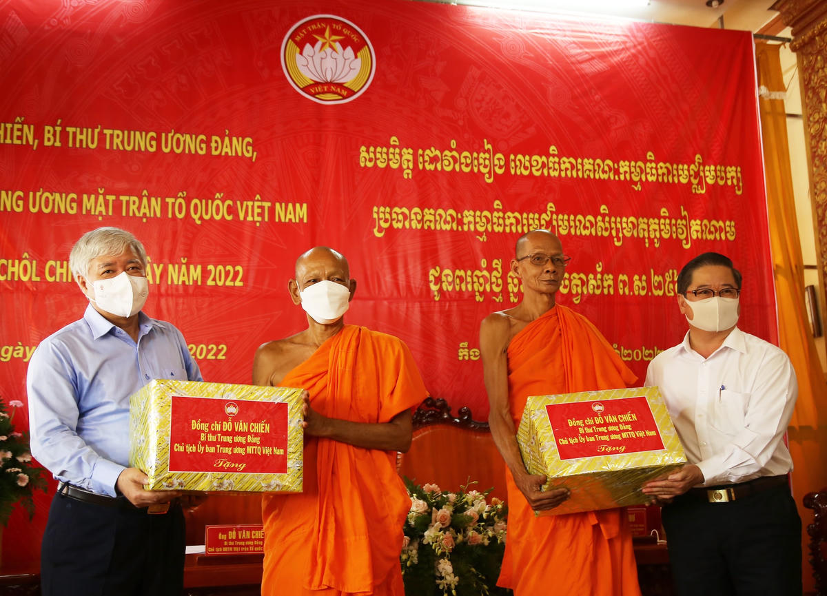 Chủ tịch Đỗ Văn Chiến và lãnh đạo TP Cần Thơ chúc Tết Chol Chnam Thmay, tặng quà các sư sãi tại chùa Pôthisômrôn.