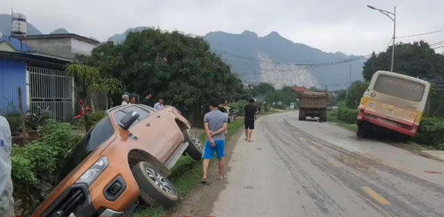 Chiếc xe ben vượt ẩu khiến 2 xe "cắm đầu" xuống mương nước.  