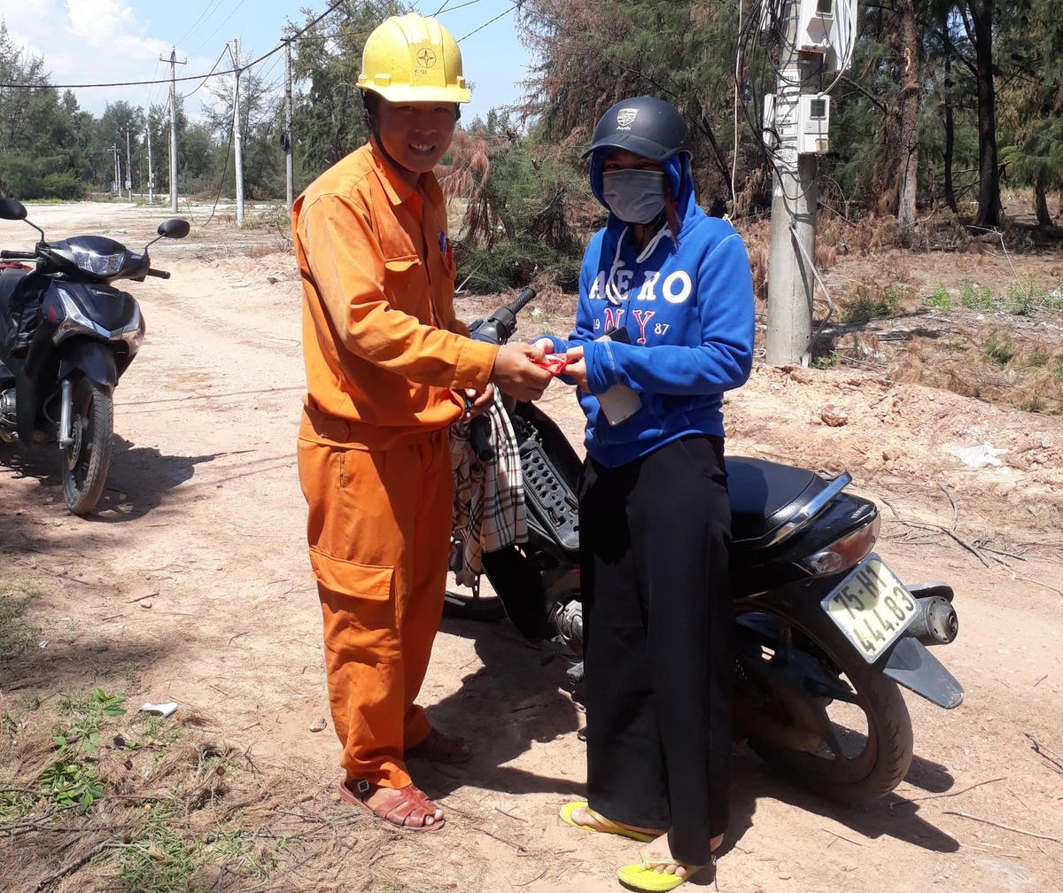 Anh Tuyến trao trả lại số tài sản đã nhặt được cho chị Nhung.