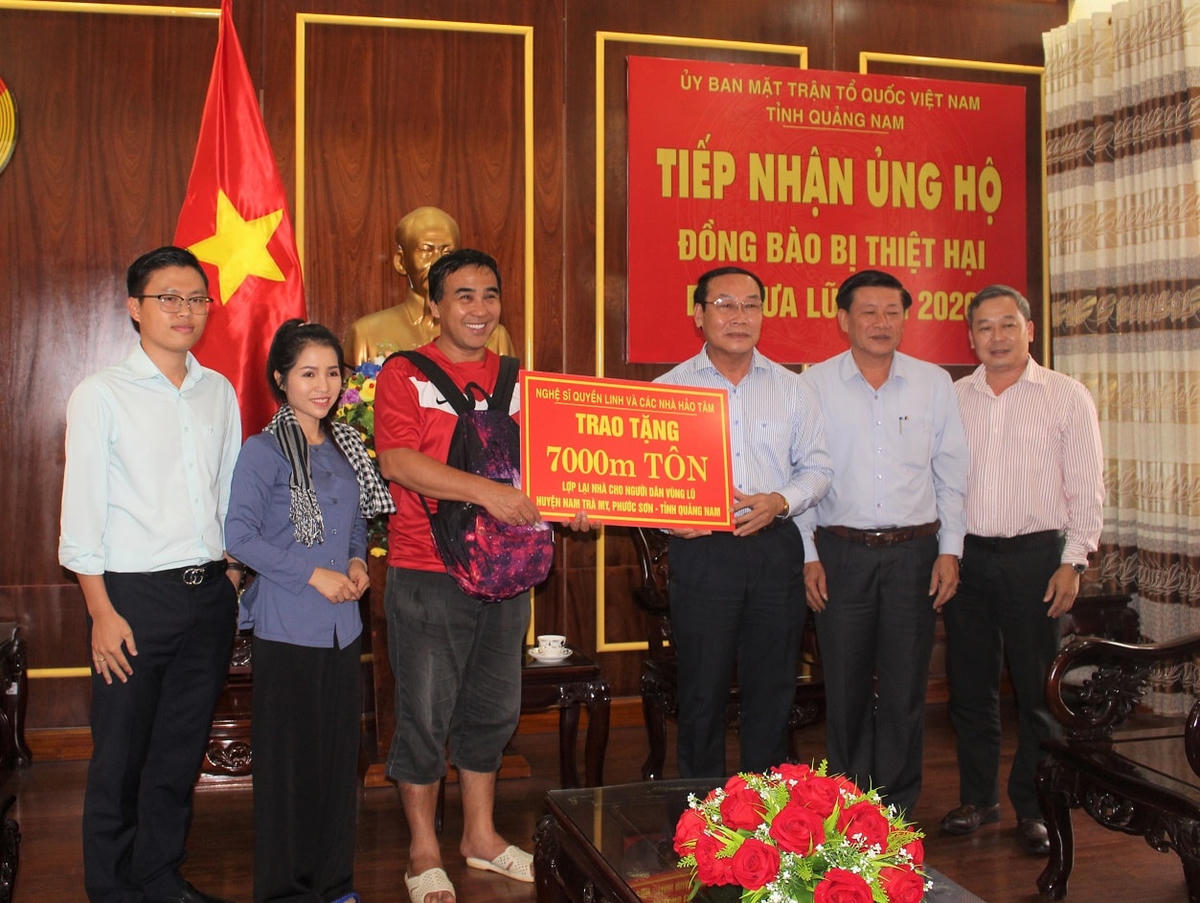 Mặt trận tỉnh Quảng Nam tiếp nhận hỗ trợ cho bà con vùng lũ lụt.