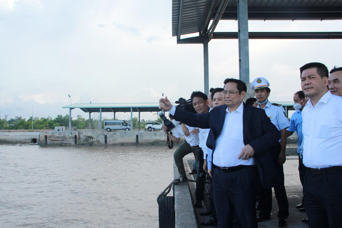 Thủ tướng Chính phủ Phạm Minh Chính khảo sát thực địa tại cảng biển Trần Đề.    