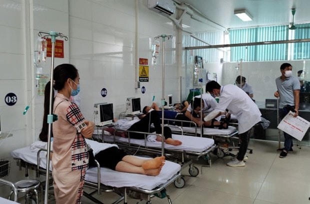 19 công nhân cấp cứu nghi do ngộ độc thực phẩm