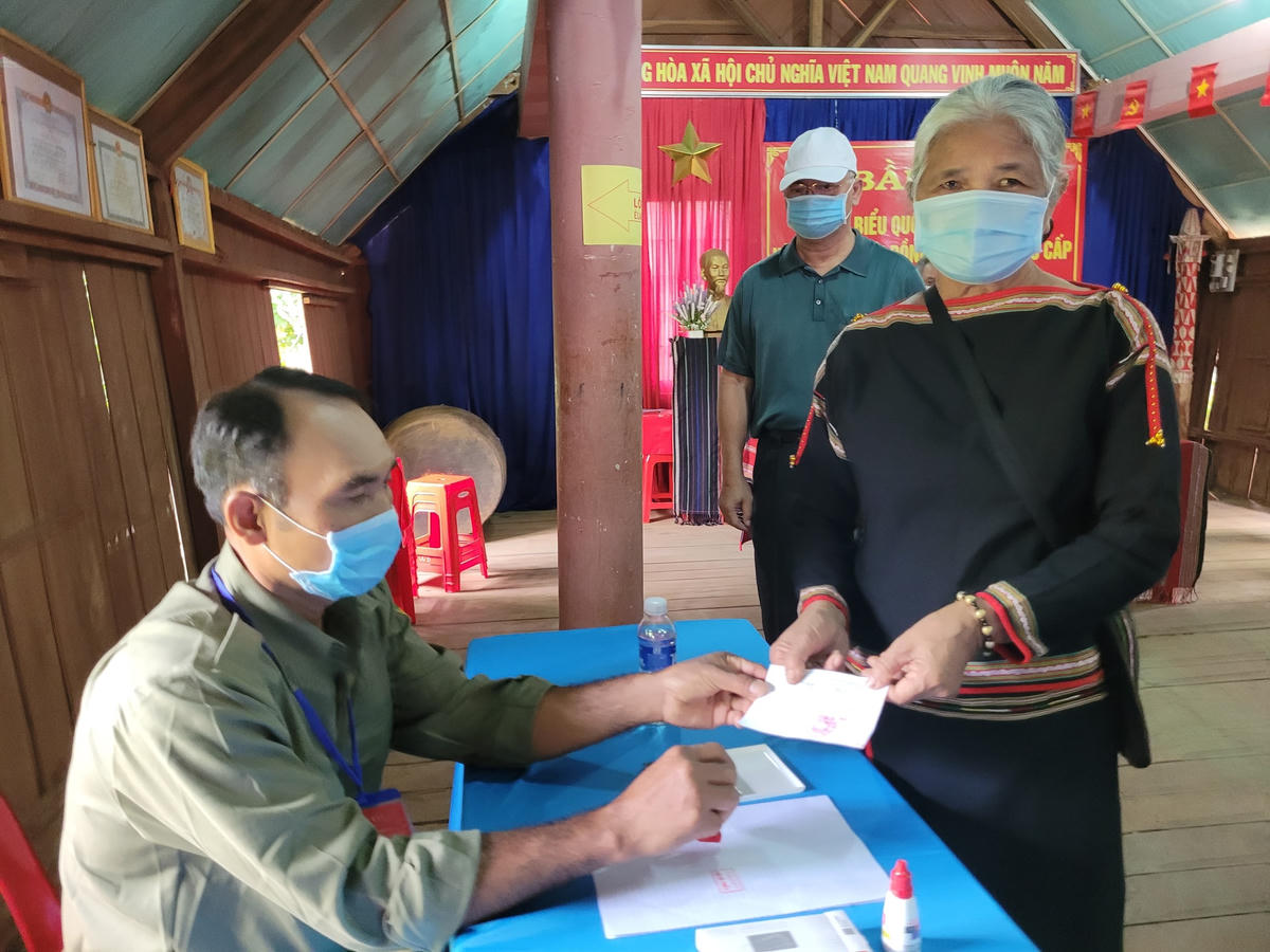 Cử tri đang tiến hành làm thủ tuch để nhận phiếu bầu cử