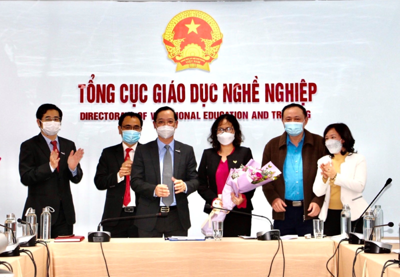 Tổng cục trưởng Tổng cục GDNN Trương Anh Dũng tặng hoa cho Ban tổ chức Kỳ thi. 