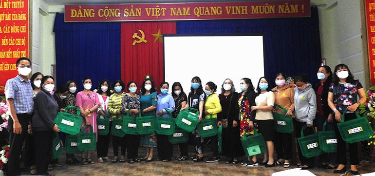Đại diện Tổ chức Quốc tế về bảo tồn thiên nhiên tại Việt Nam và Hội LHPN tỉnh Phú Yên trao tặng 20 giỏ đi chợ cho phụ nữ phường 7 TP. Tuy hòa.