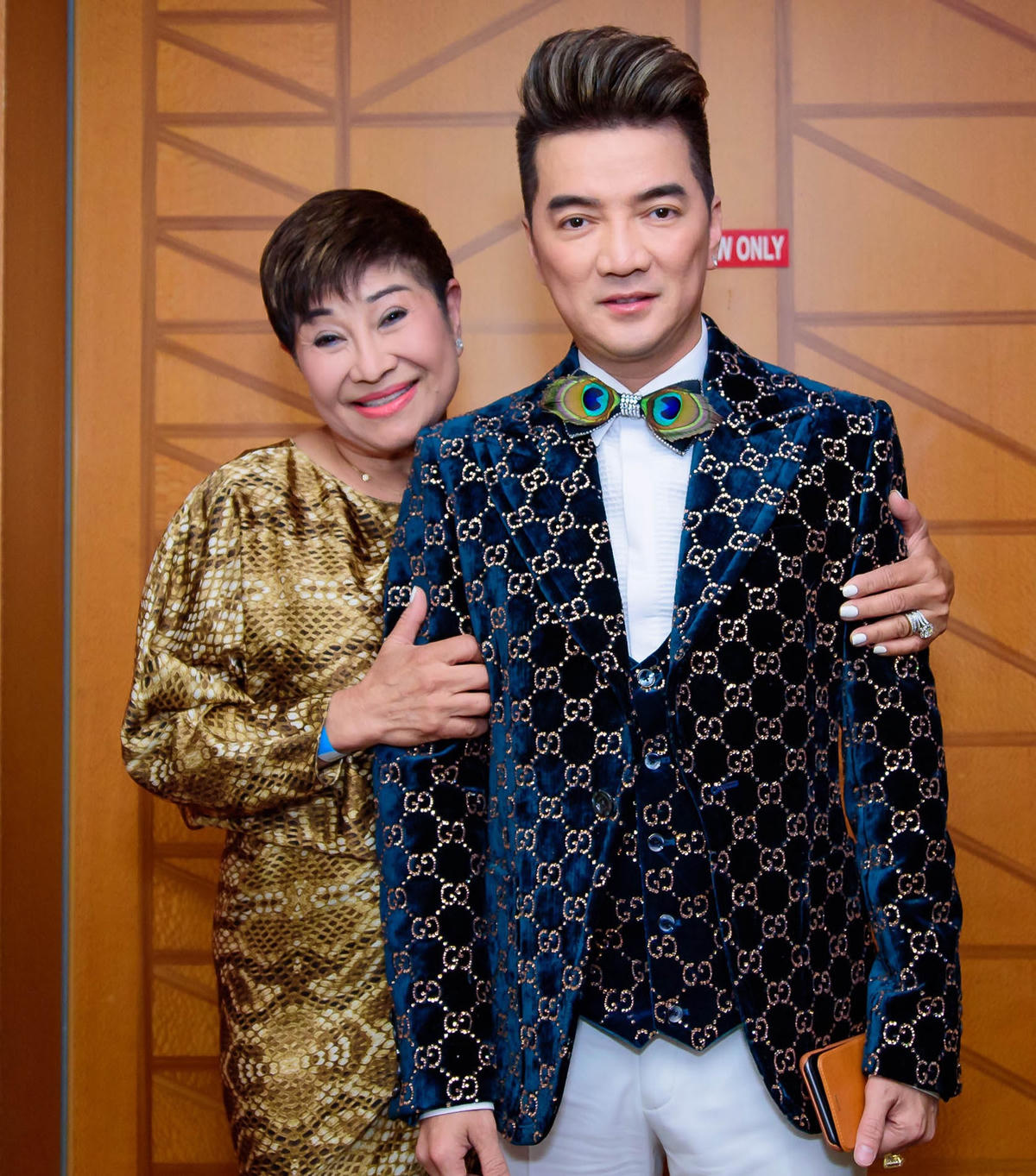 Bầu sô Liên Jackie Phạm nộp đơn ly hôn với ca sĩ Đàm Vĩnh Hưng tại Mỹ. 