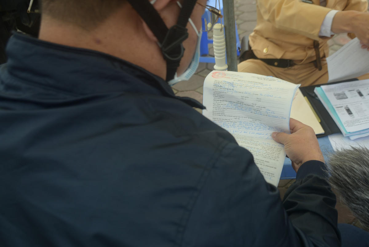 Với hình thức xử phạt vi phạm hành chính qua cổng dịch vụ công, người dân không phải đi lại nhiều lần. Chỉ việc ở nhà tra cứu trên cổng dịch vụ công quốc gia theo hướng dẫn để làm các thủ tục nộp phạt. 