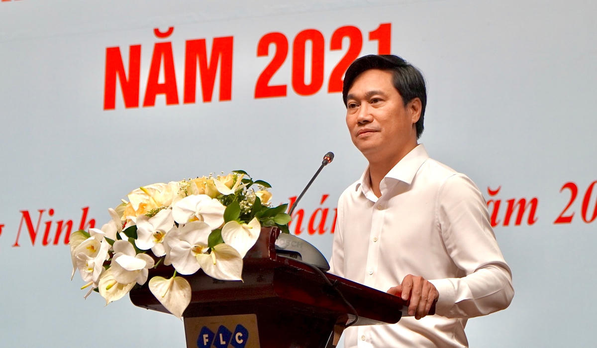 Ông Nguyễn Tường Văn, Phó Bí thư Tỉnh ủy, Chủ tịch UBND tỉnh Quảng Ninh phát biểu chúc mừng các doanh nghiệp, doanh nhân.