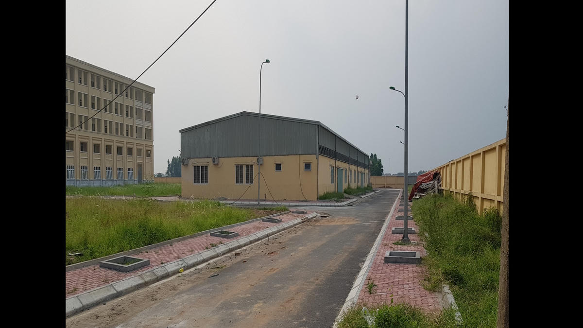 16 năm với hàng trăm tỉ đồng đầu tư từ ngân sách nhưng Trường Trung cấp nghề Nông dân Việt Nam vẫn “bất động”.