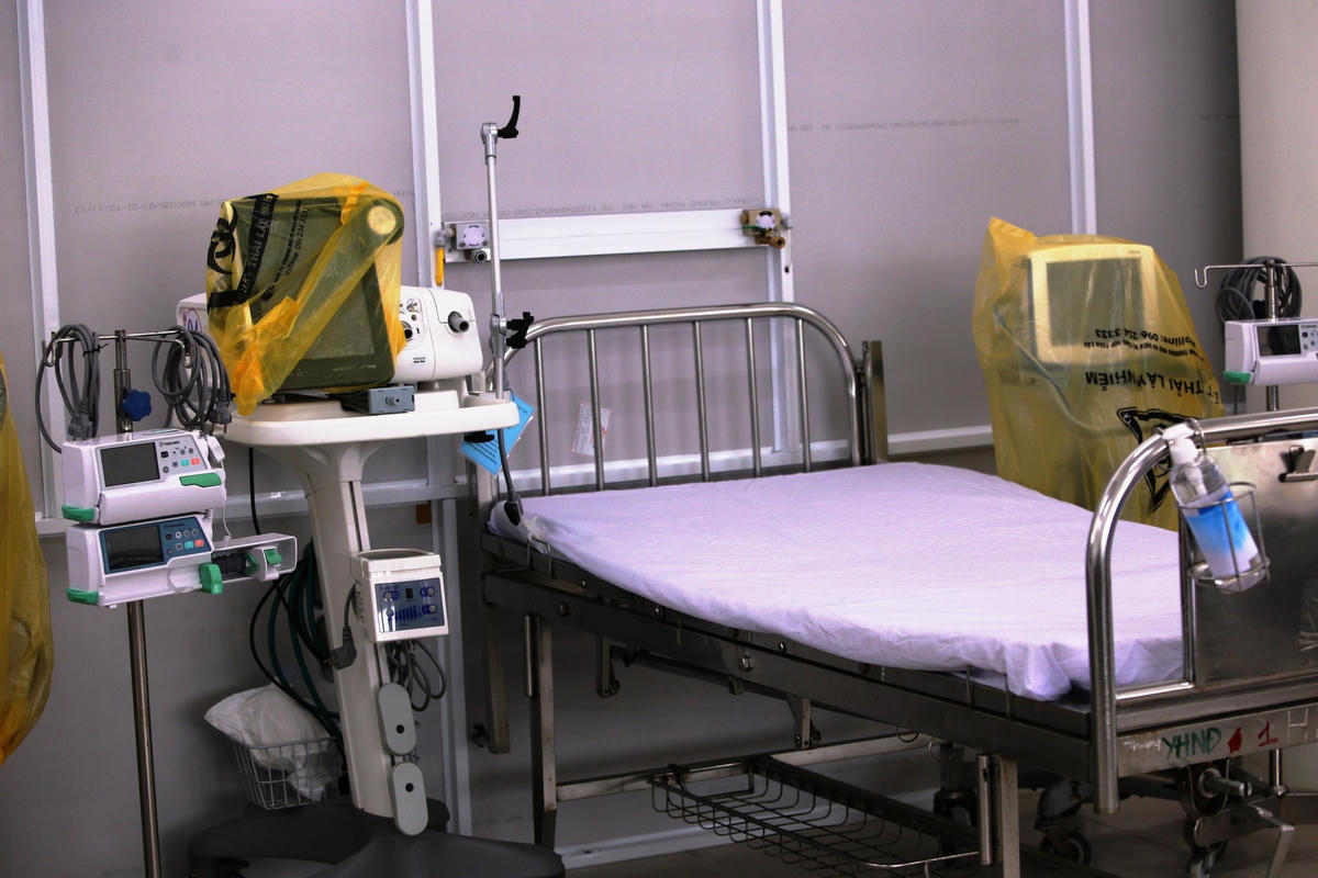 Một giường bệnh với đầy đủ trang thiết bị hiện đại.