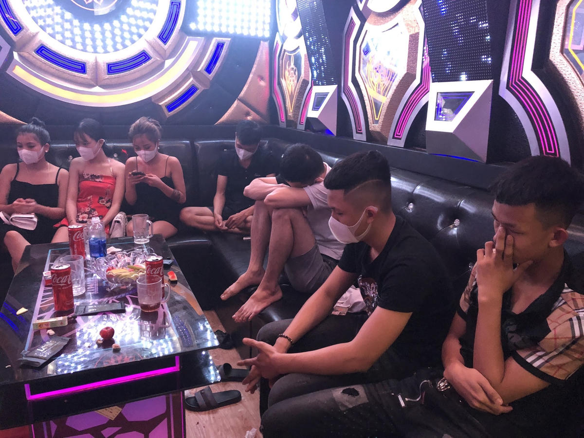 Lực lượng chức năng phát hiện các khách hát ở quán karaoke LOUIS.