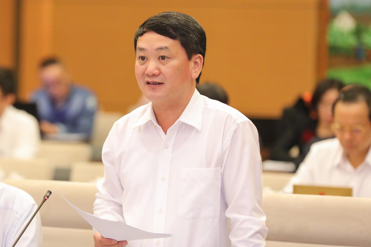 Phó Chủ tịch - Tổng Thư ký Hầu A Lềnh trình bày dự thảo báo cáo.