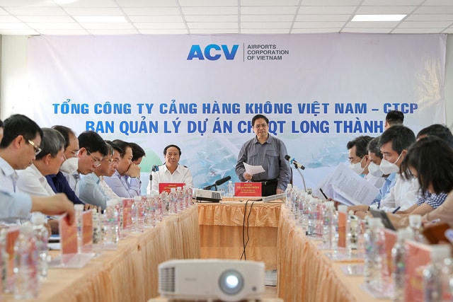 Tại cuộc làm việc với các đơn vị liên quan, Thủ tướng đề nghị các bộ, ngành, đơn vị bàn rõ việc, rõ trách nhiệm, chậm ở khâu nào, ai chịu trách nhiệm. Ảnh: VGP/Nhật Bắc.